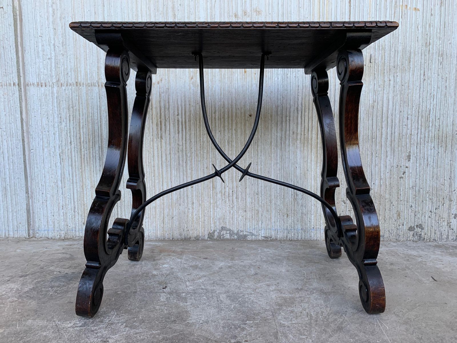 Table d'appoint espagnole XIXe siècle, pieds en lyre sculptés à la main et entretoise en fer photo vinterior