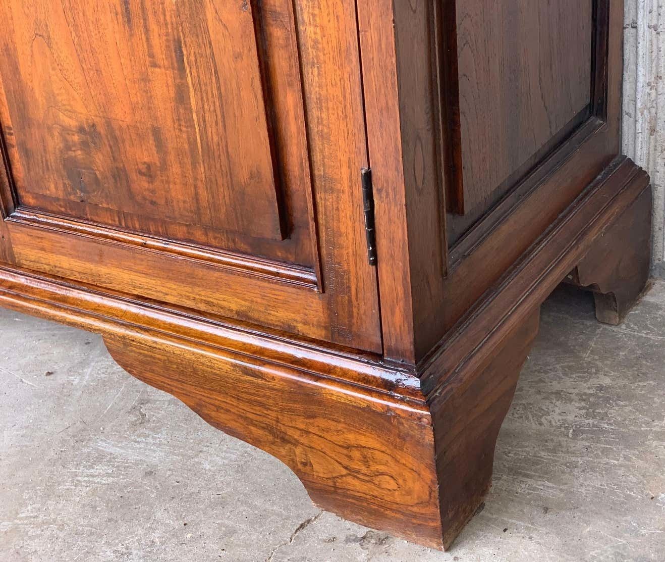 photo vinterior Grande bibliothèque ou armoire vitrée d'époque, en pin, Espagne, XIXe siècle, restaurée