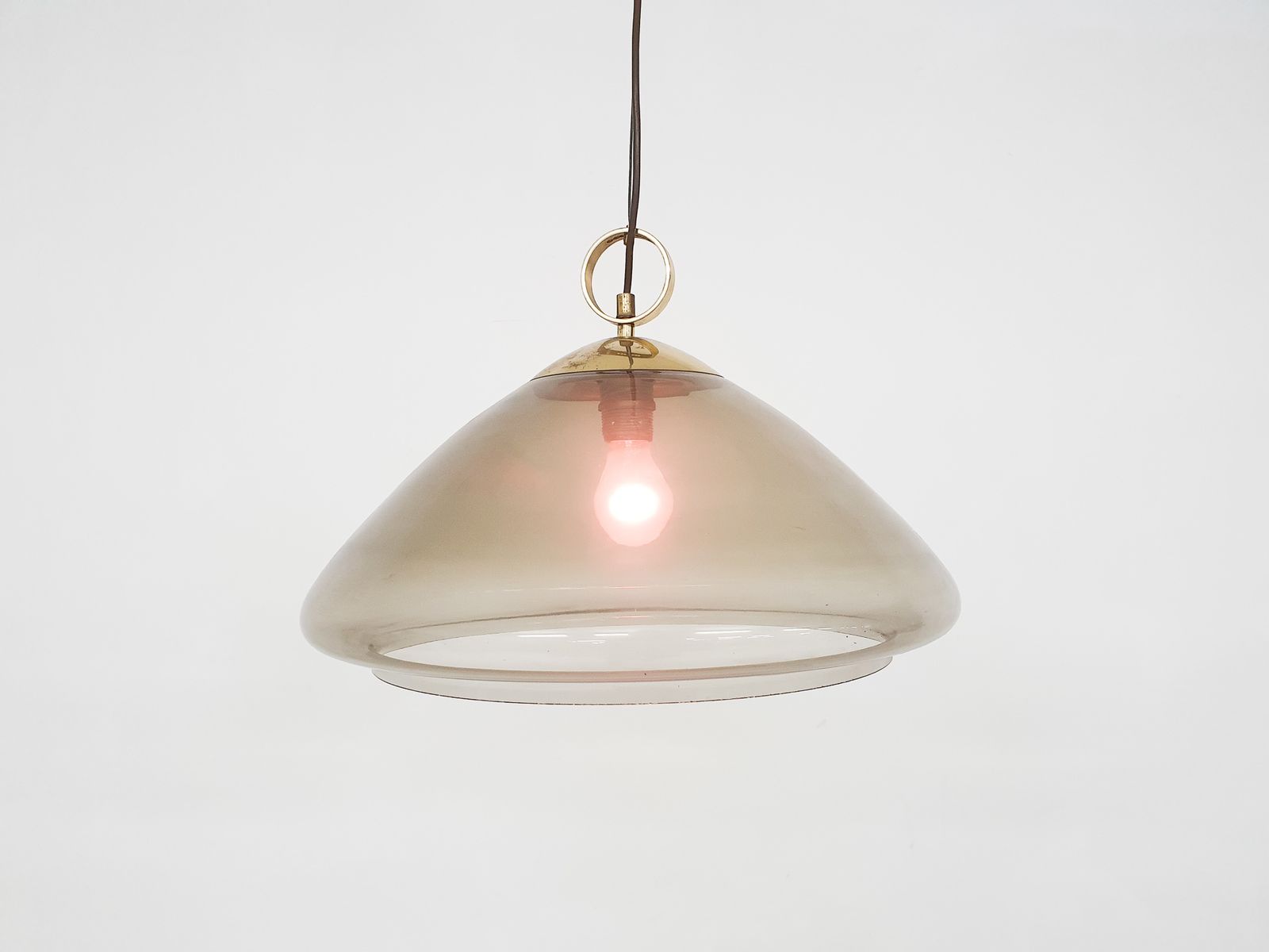 Mid Century Hanglamp Van Gerookt Glas En Messing photo vinterior