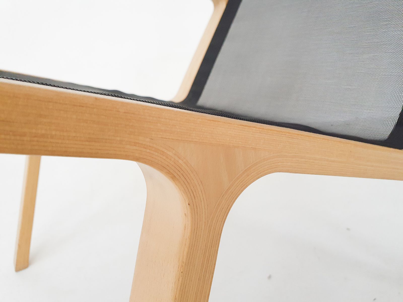 Meubels Loungestoel Van Gelamineerd Beukenhout Met Gazen Bekleding photo