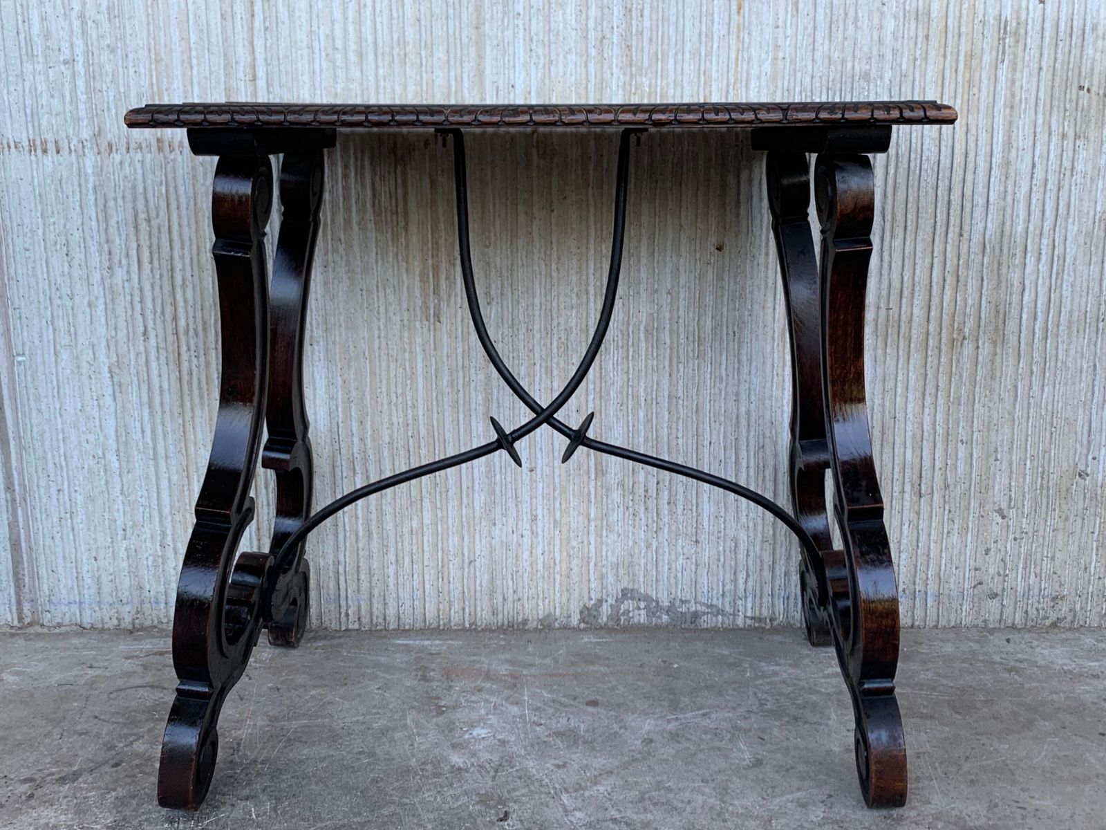 Table d'appoint espagnole XIXe siècle, pied en lyre sculpté à la main et entretoise en fer photo for sale