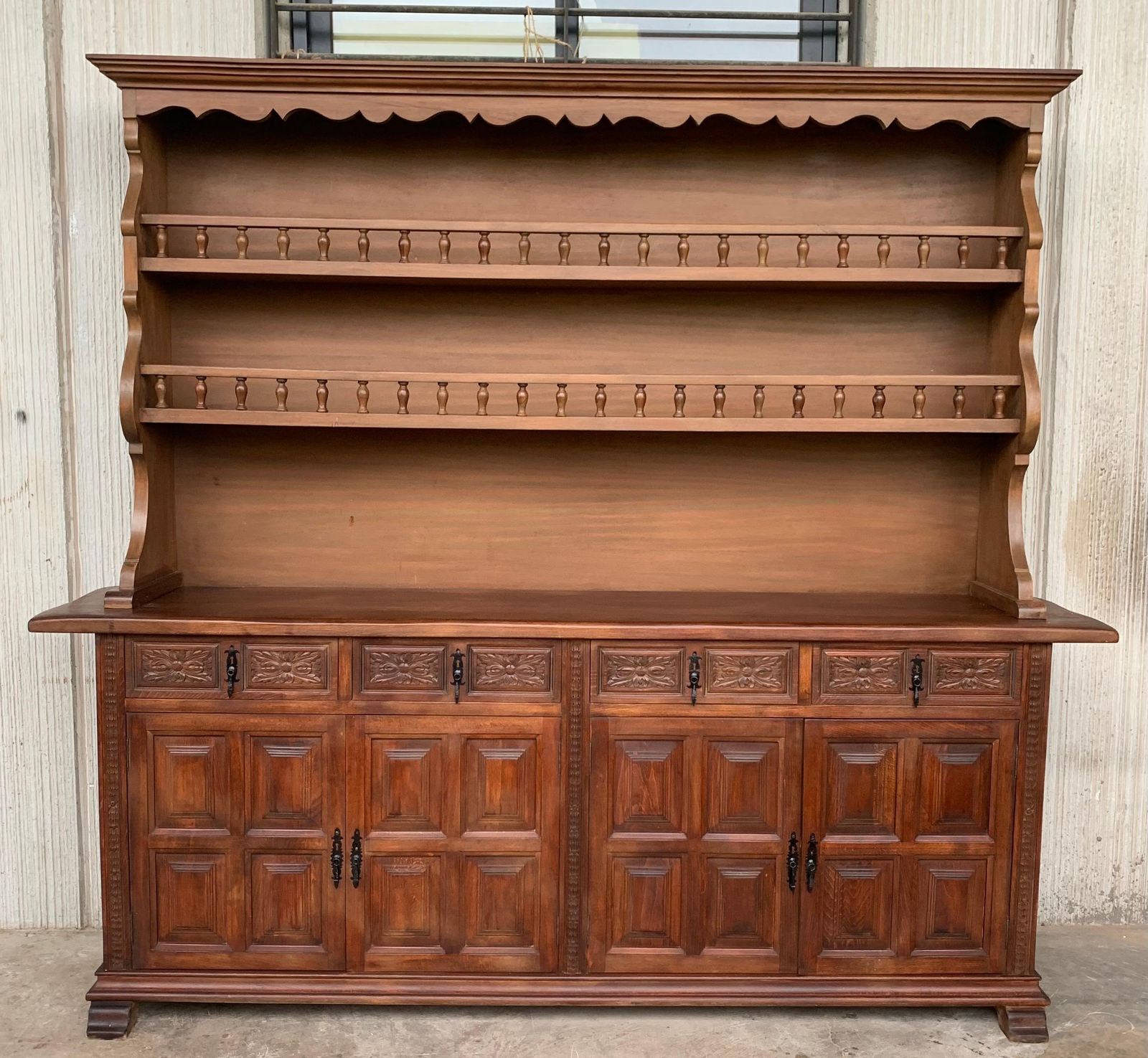 Grand vaisselier à redent du début du XXe siècle, quatre tiroirs et portes photo furniture