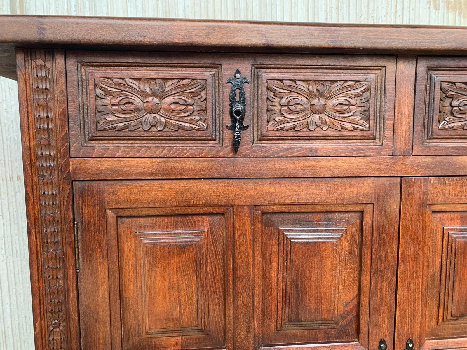 photo furniture Grand vaisselier à redent du début du XXe siècle, quatre tiroirs et portes