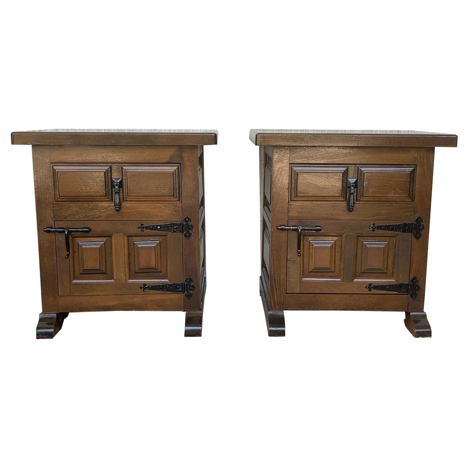 Paire de tables de chevet espagnoles, tiroir, porte et ferrures en fer, XXe siècle