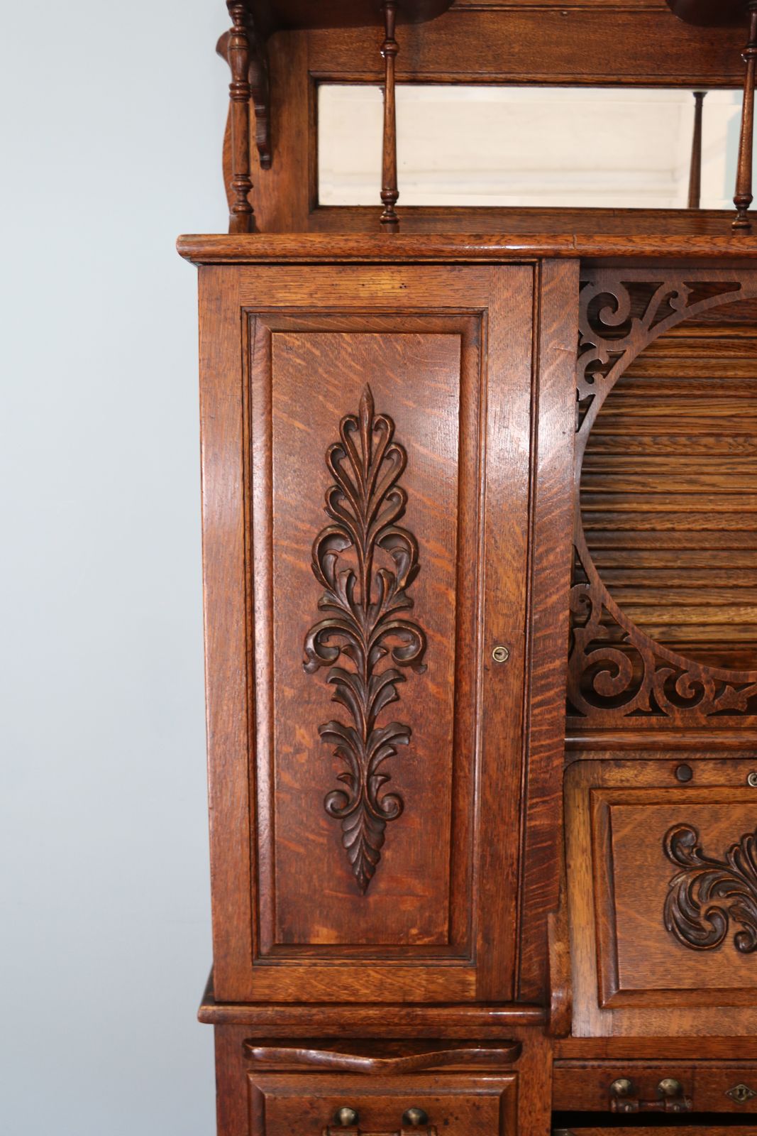 photo vintage This Late 19th Century Oak Combination Dentist’s Cabinet
