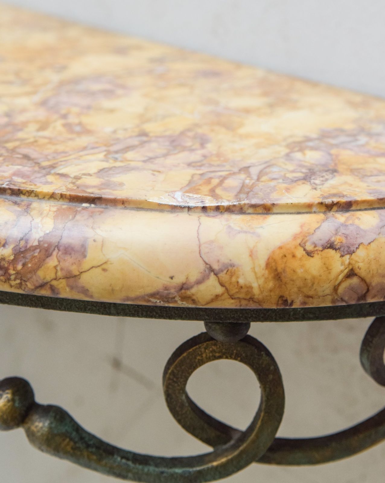 photo furniture Antiek Consoletafel Met Marmeren Blad En Ijzerwerk Met Verdigris Patina