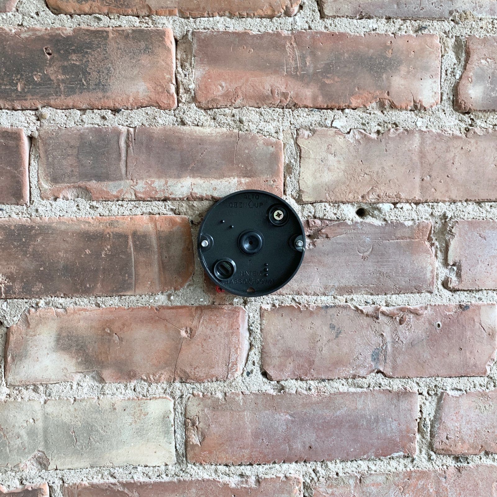 Contemporary Aged Brass 90º Bulk Head Wall Light photo vinterior