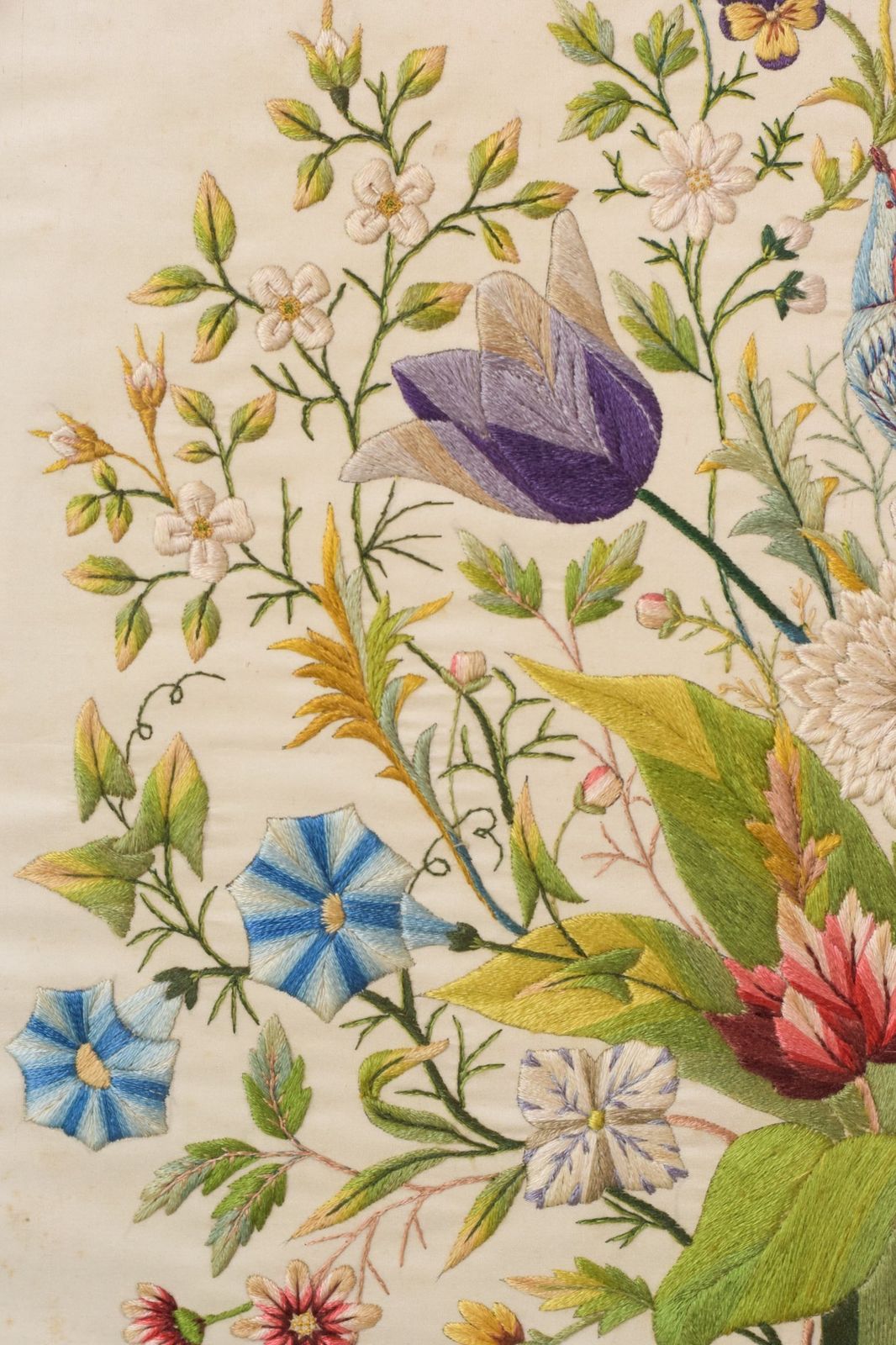 Ingelijst Borduurwerk Met Bloemen En Vogels photo vinterior