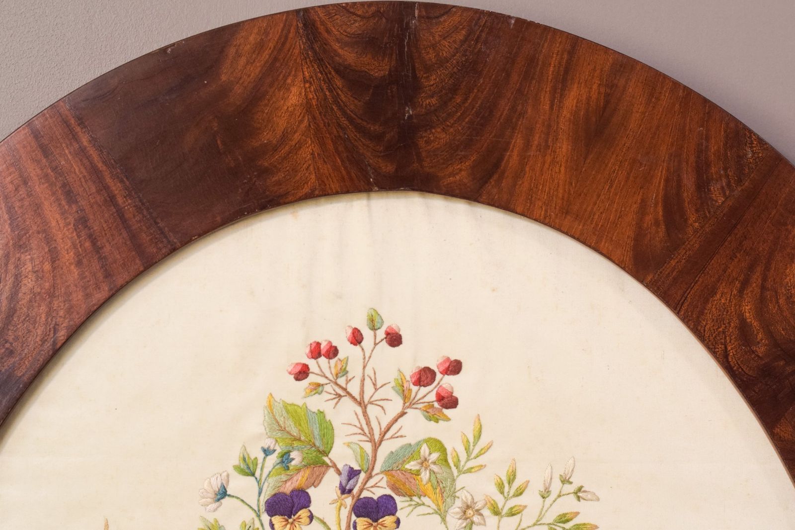 Ingelijst Borduurwerk Met Bloemen En Vogels photo vintage