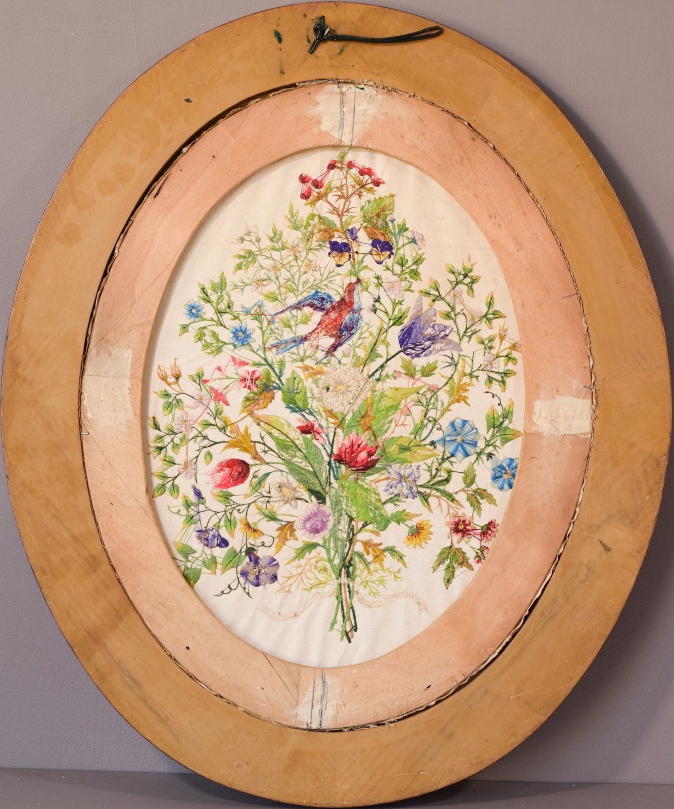photo furniture Ingelijst Borduurwerk Met Bloemen En Vogels