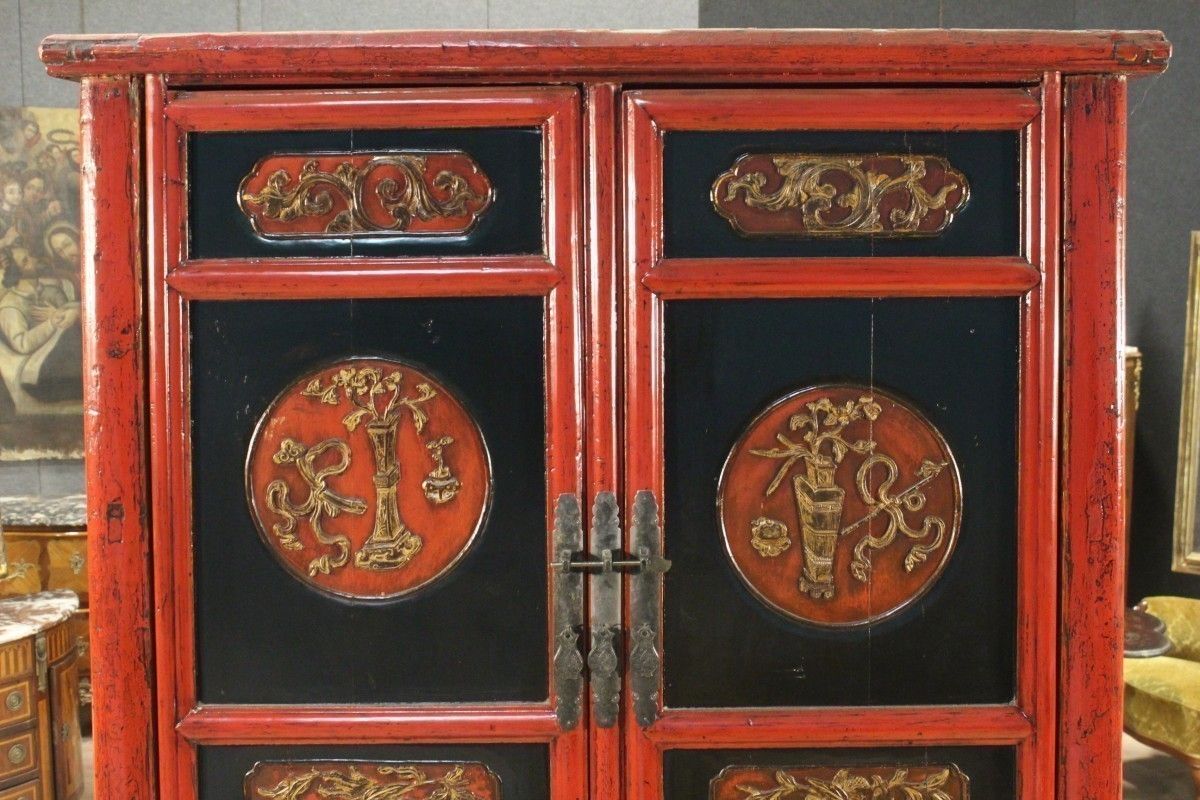 2996.0 Chinese Wardrobe In Lacquered Wood photo