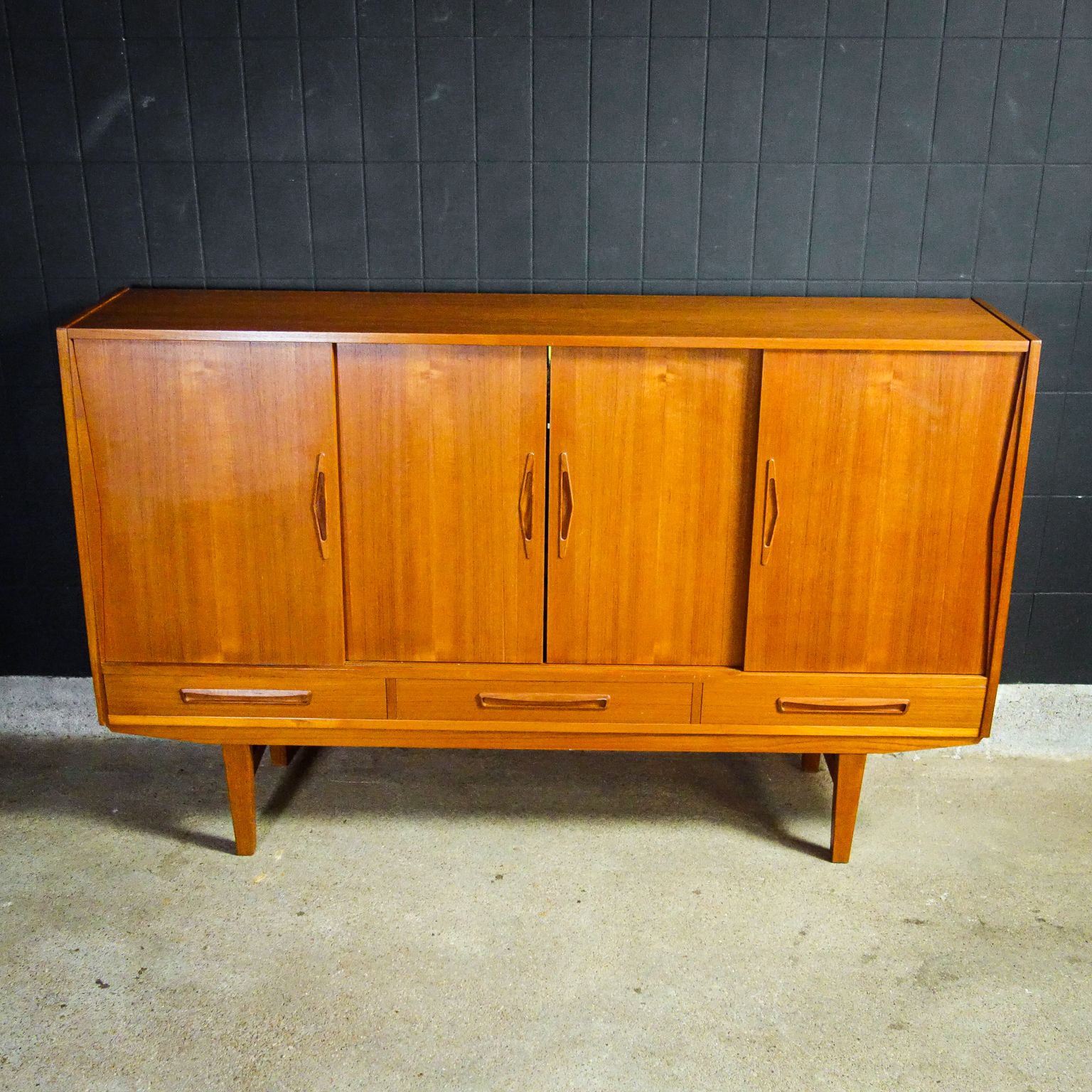 Mid Century Dressoir Met Spiegel – Jaren Zestig photo vinterior