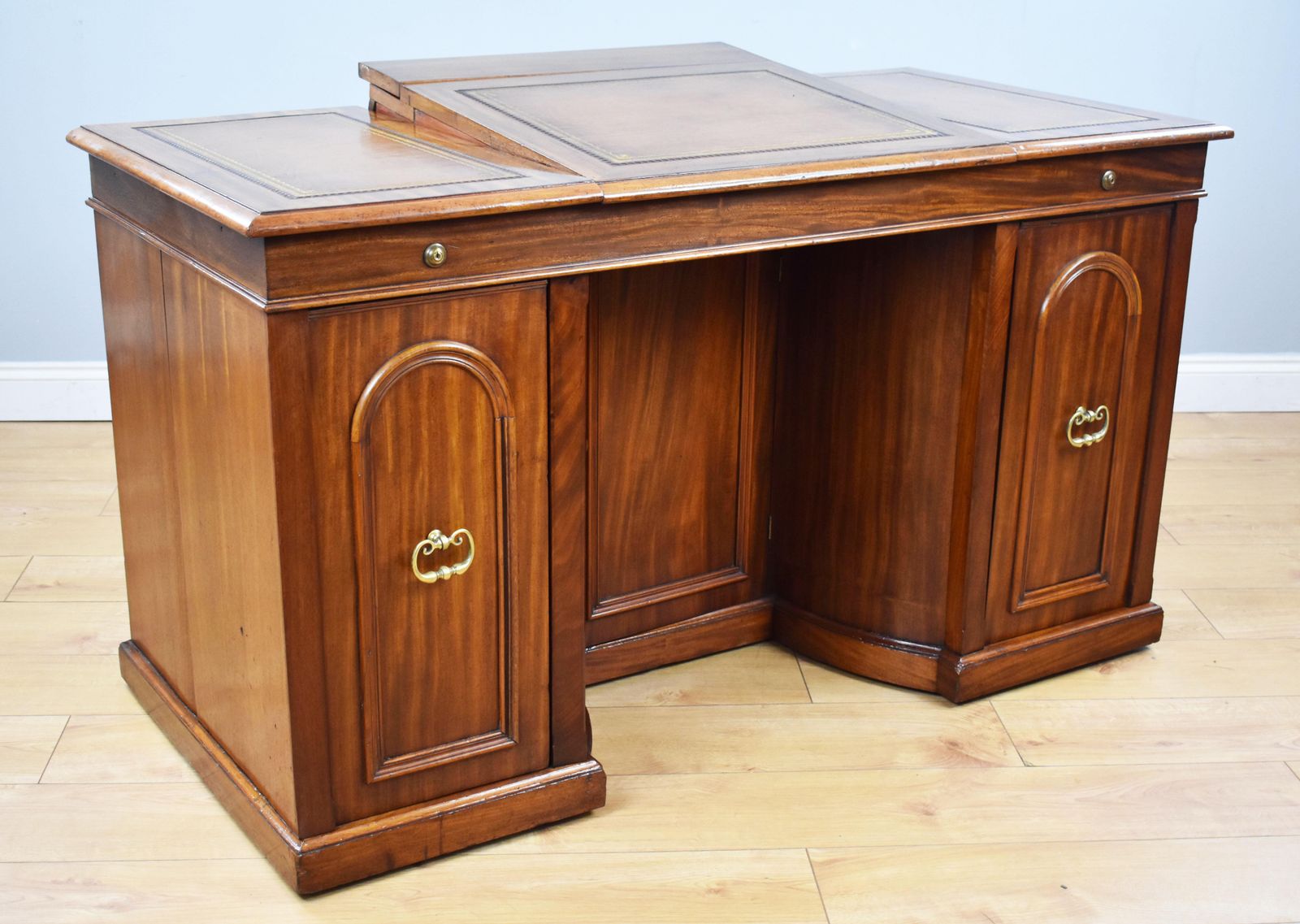 19th Century English Victorian Mahogany Kneehole Desk By Francis & James Smith