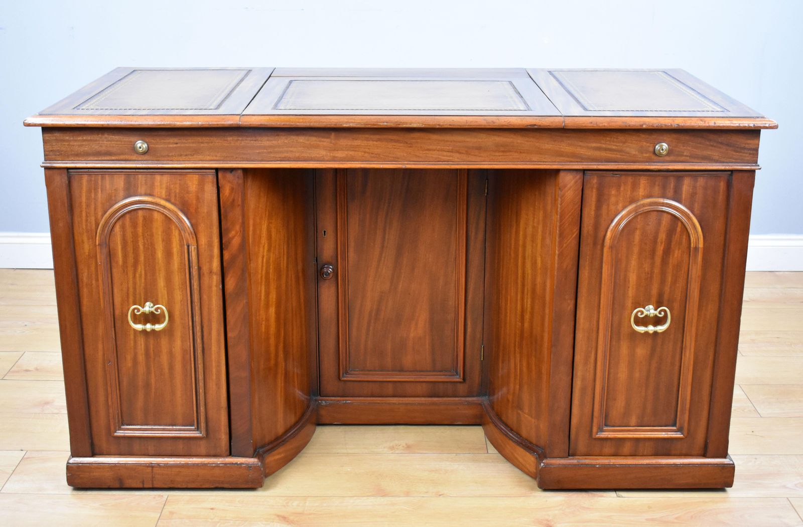 19th Century English Victorian Mahogany Kneehole Desk By Francis & James Smith photo Furniture