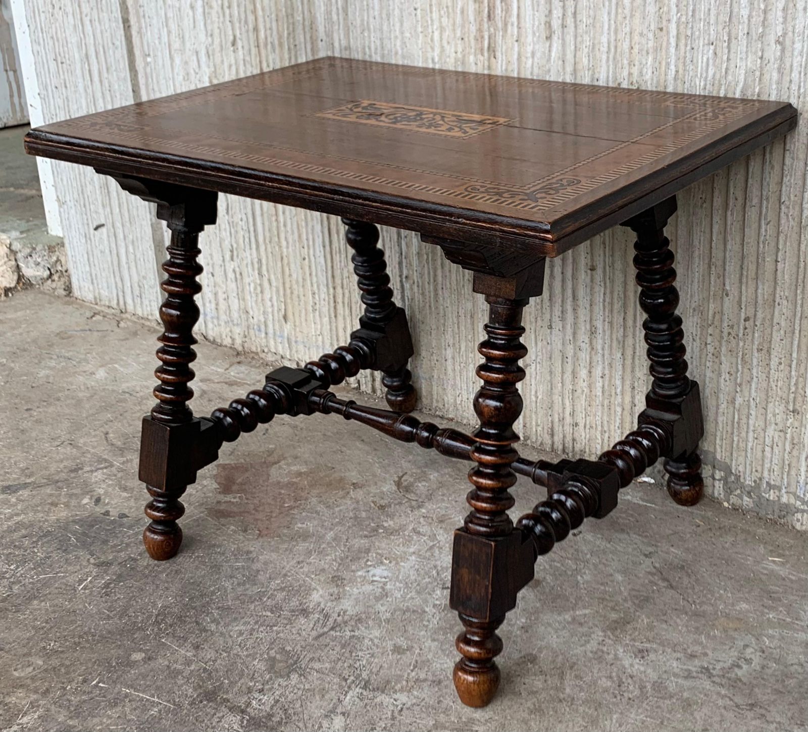 Table d'appoint baroque espagnole, plateau en marqueterie et pieds tournés, XIXe siècle photo for sale