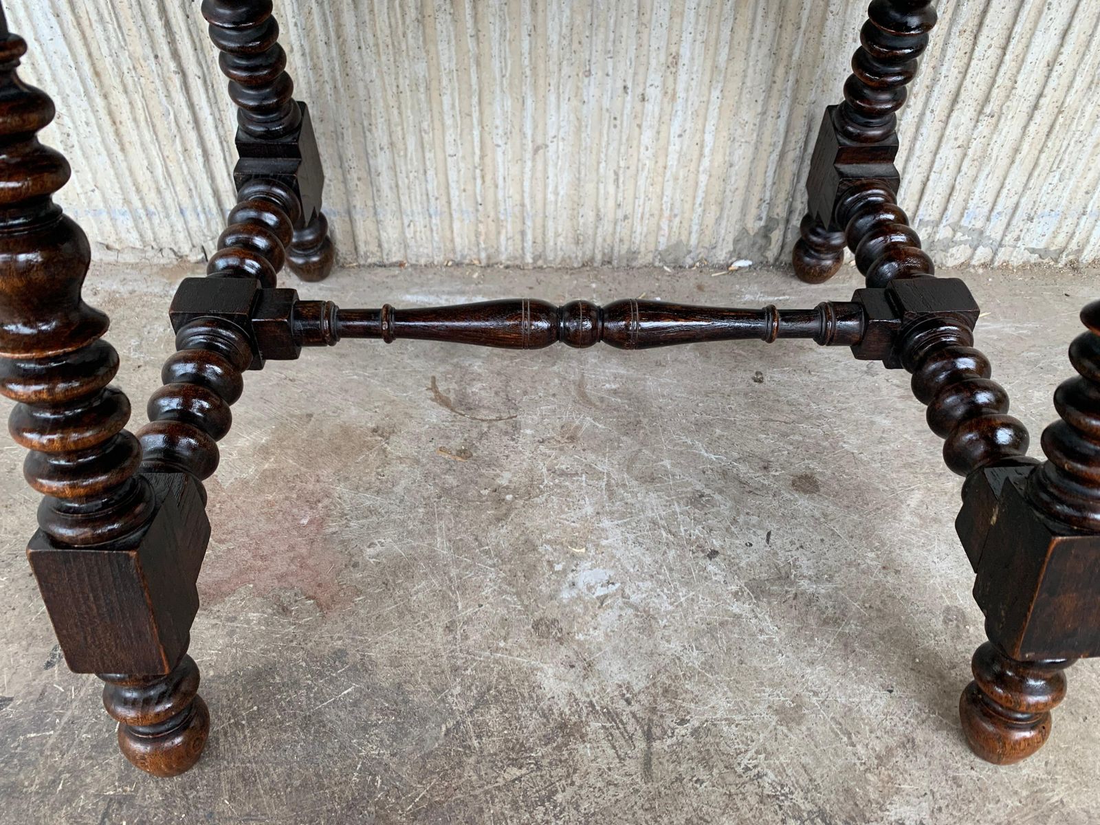 Mobilier Table d'appoint baroque espagnole, plateau en marqueterie et pieds tournés, XIXe siècle photo