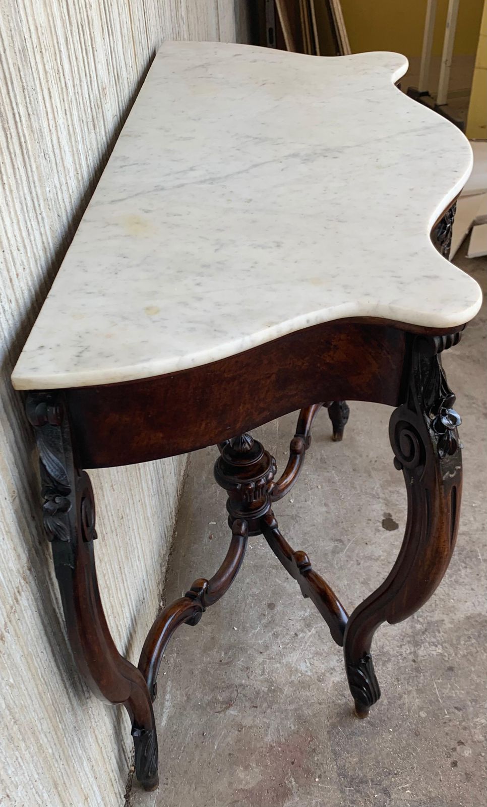 photo furniture Console de style Régence en noyer sculpté, plateau en marbre, XIXe siècle