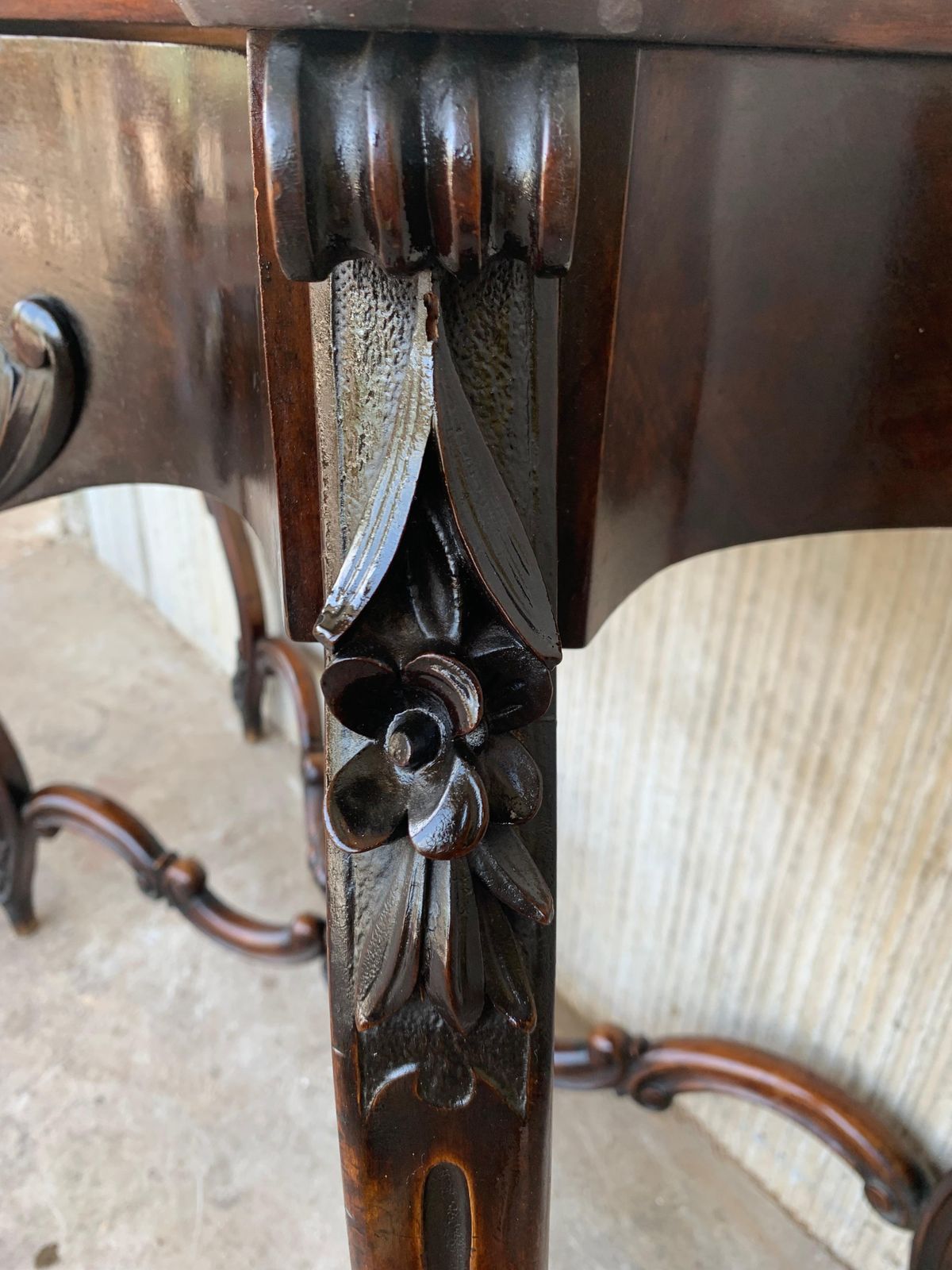 photo for sale Console de style Régence en noyer sculpté, plateau en marbre, XIXe siècle