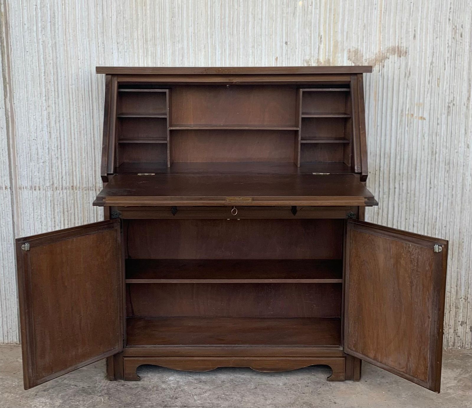 Secrétaire espagnol à abattant en noyer sculpté, Espagne, vers 1950 photo furniture