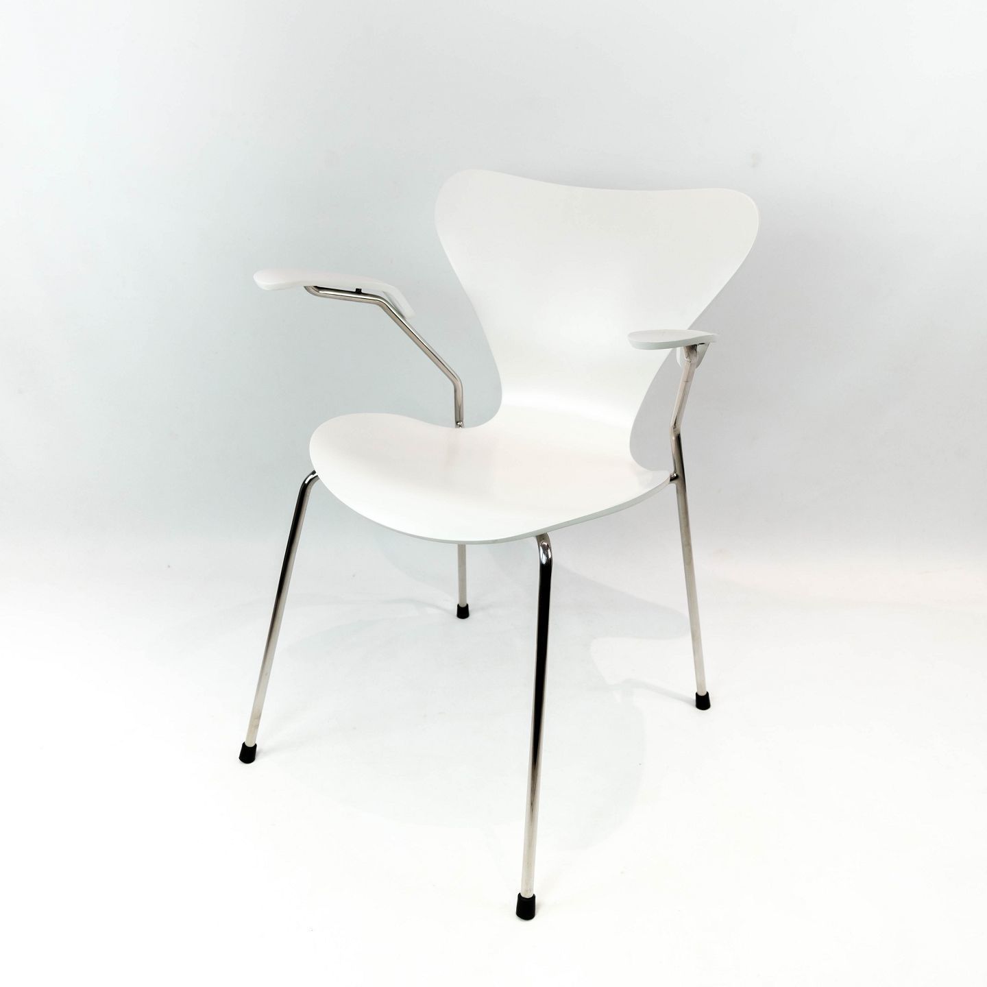 White Seven Chair, Model 3207, With Armrests Designed By Arne Jacobsen In 1955 And Manufactured By Fritz Hansen.