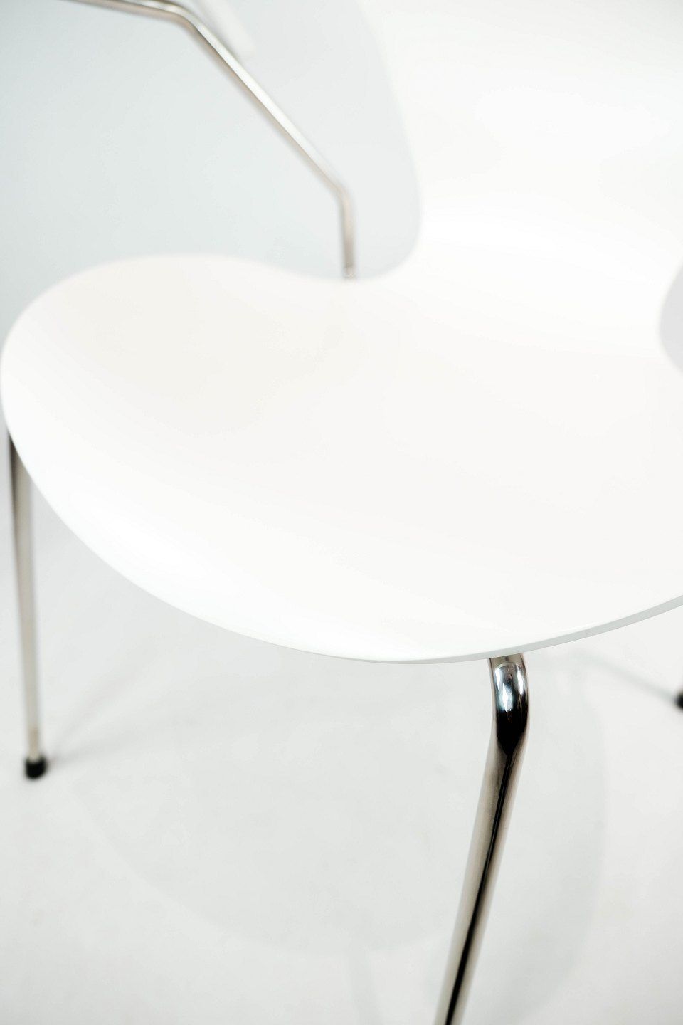 White Seven Chair, Model 3207, With Armrests Designed By Arne Jacobsen In 1955 And Manufactured By Fritz Hansen. photo vinterior