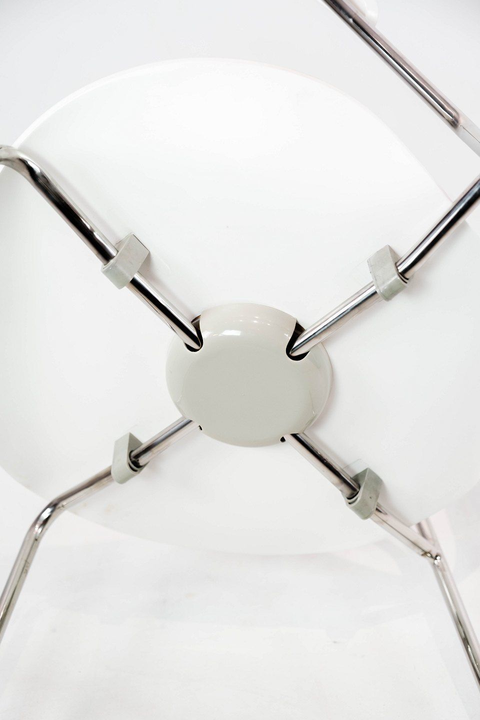 photo furniture White Seven Chair, Model 3207, With Armrests Designed By Arne Jacobsen In 1955 And Manufactured By Fritz Hansen.