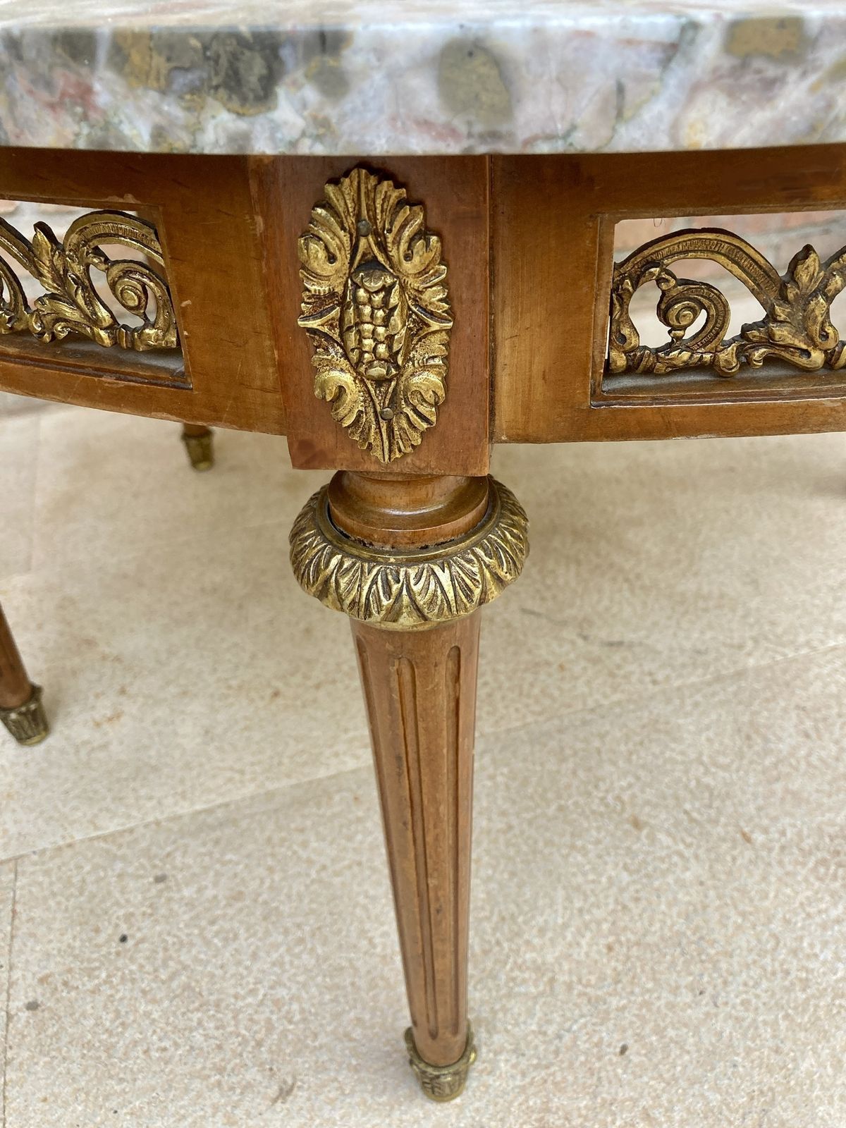 20e Eeuwse Franse Eiken Tafel In Louis XVI Stijl Met Brons En Rond Marmeren Blad photo for sale