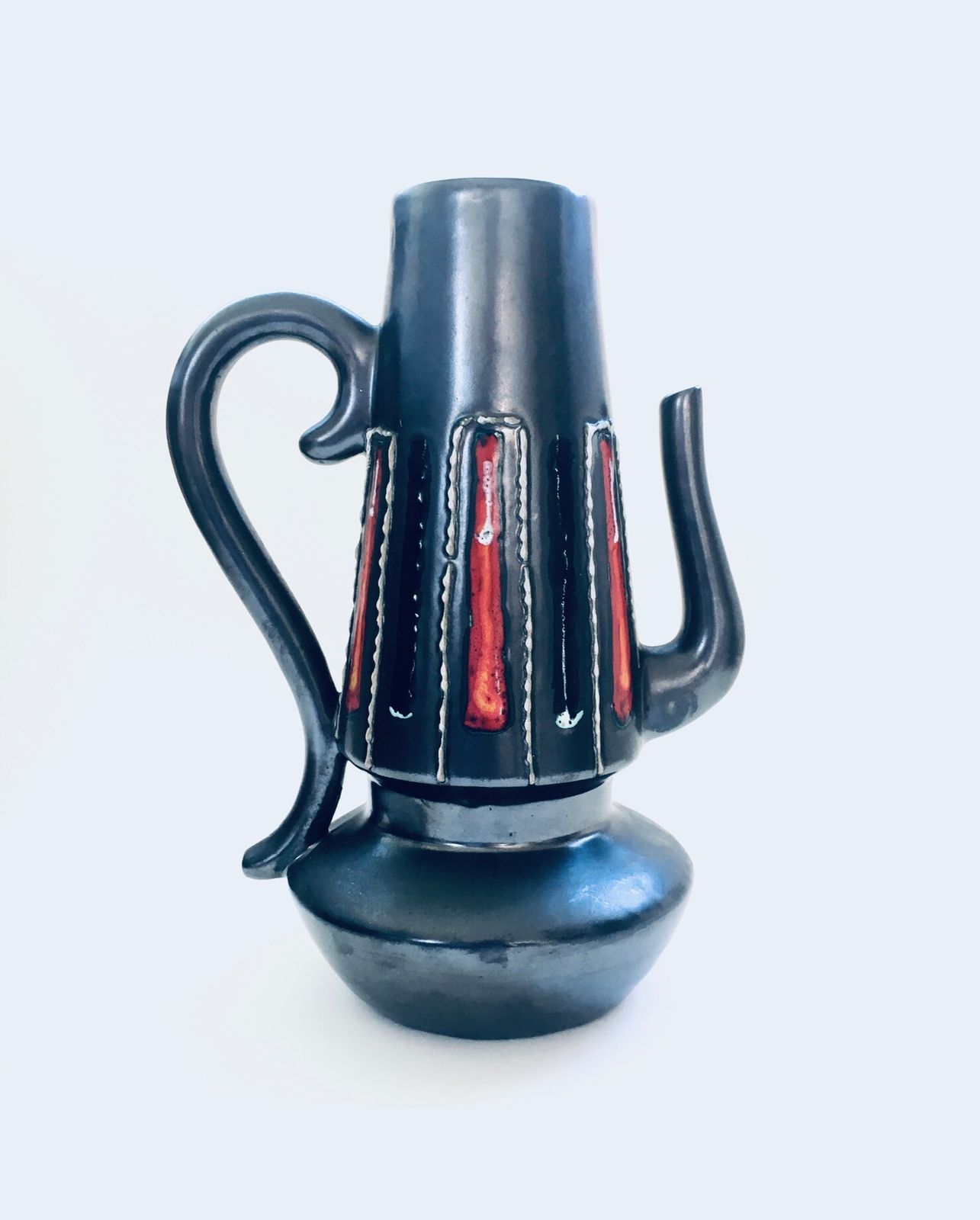 Mid Century Italiaans Design Art Pottery Zwart & Lava Keramische Karaf, Italië Ca. Jaren 1960 photo Woonaccessoires