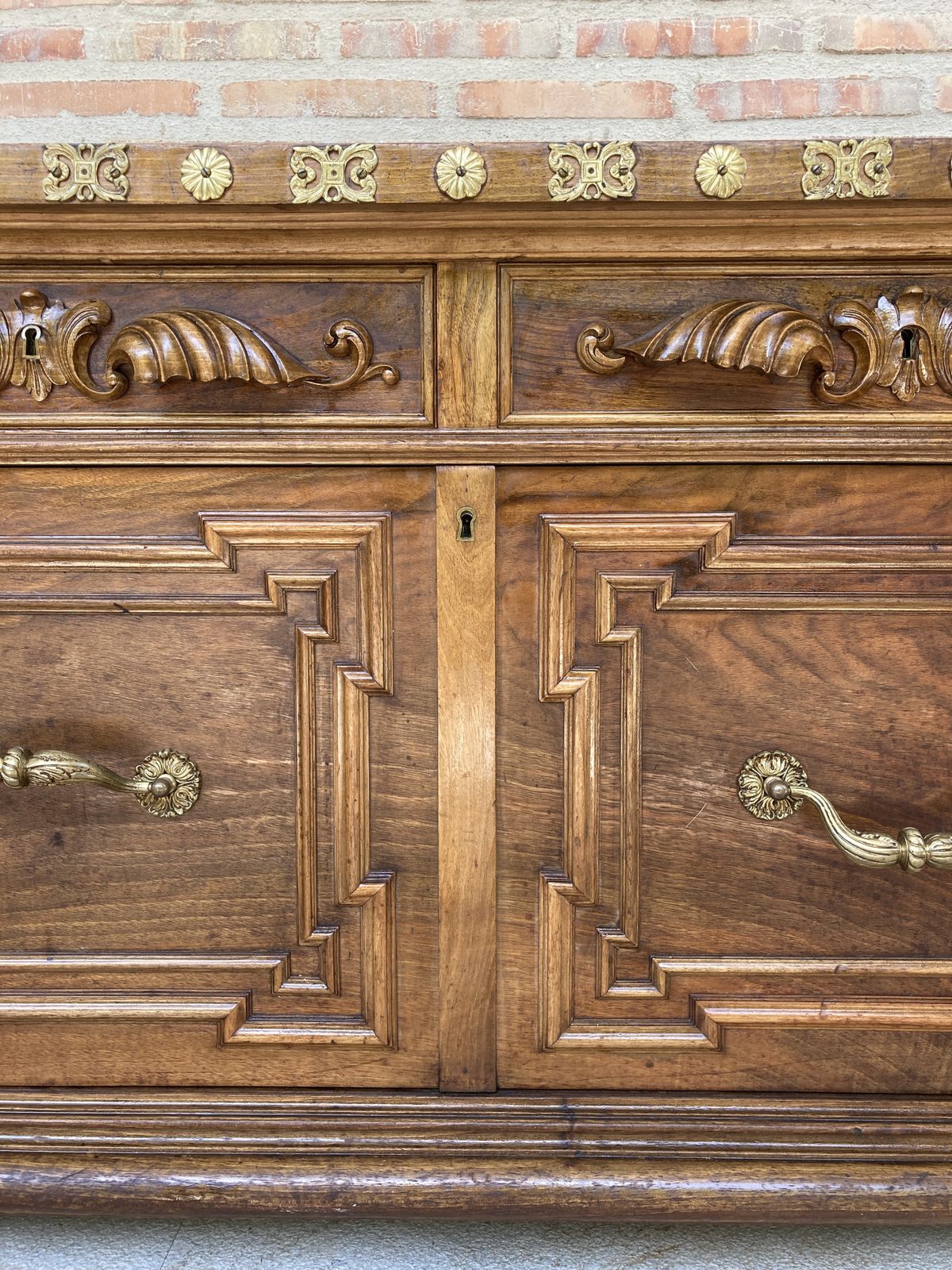 photo vinterior Mid 20th  Century Carved Wooden Sideboard With Two Drawers On The Waist And A Lower Door With Gilt Bronze Applications On Lentil Legs