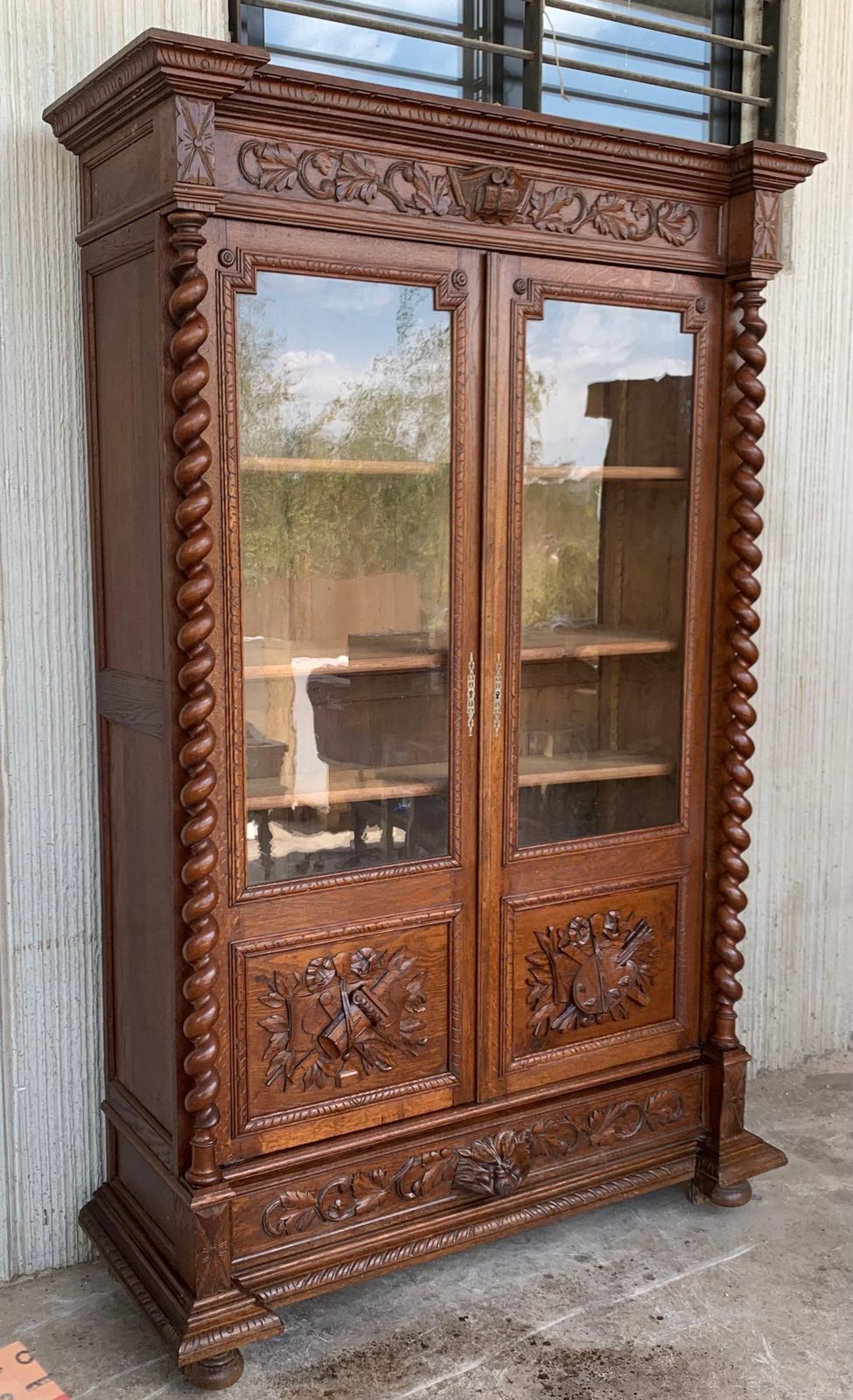 Bibliothèque vitrine d'époque en chêne sculpté, colonnes torsadées, style Renaissance, France photo furniture