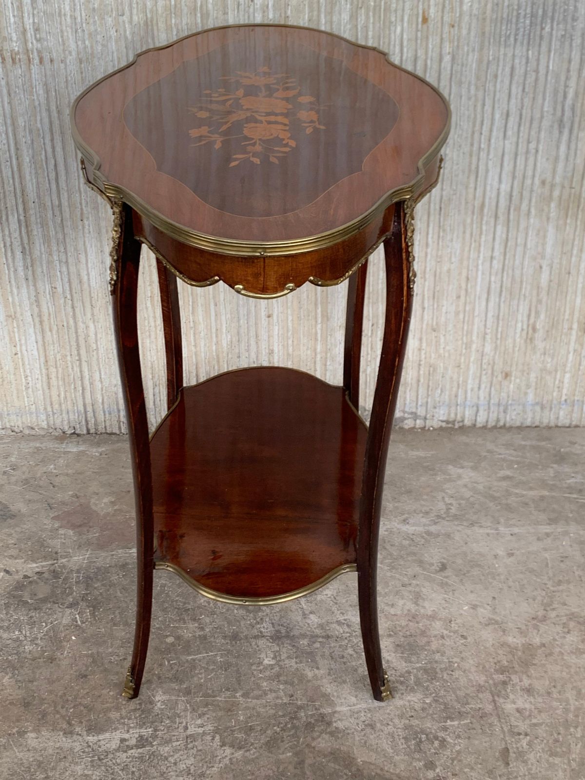 Table française de style Louis XV, marqueterie florale et bronze doré, XIXe siècle photo for sale