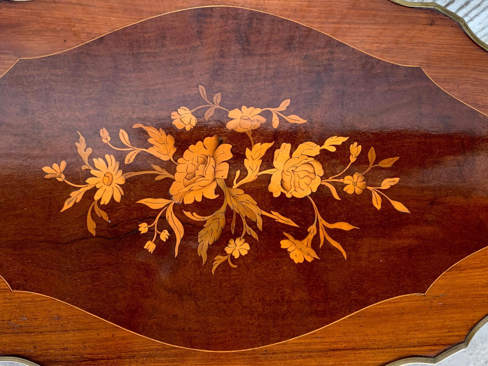 photo furniture Table française de style Louis XV, marqueterie florale et bronze doré, XIXe siècle