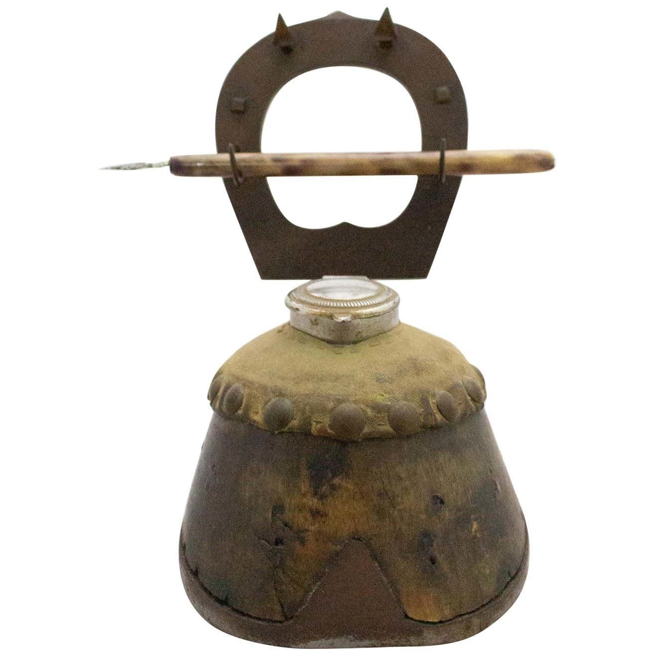 Encrier et porte-plume monté sur sabot de cheval, France, fin du XIXe siècle