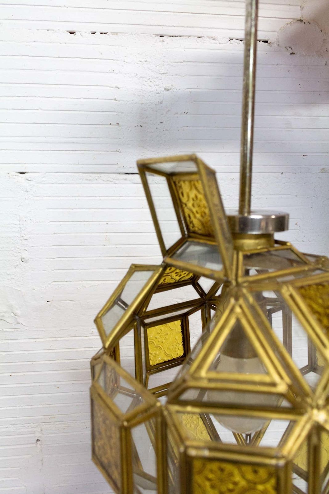 Lustre suspension en laiton et verre à facettes de style orientaliste, vers 1960 photo vintage