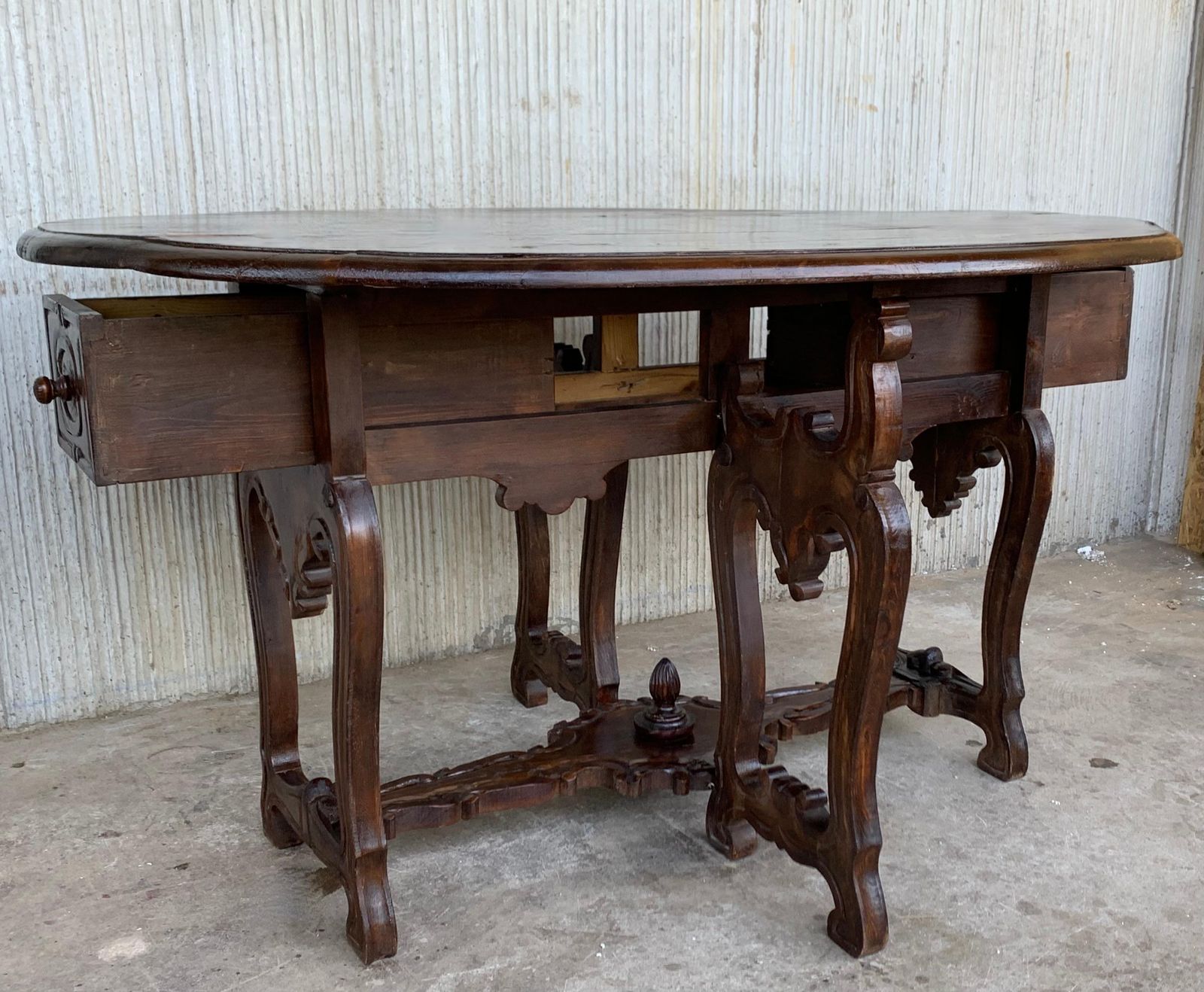 Table ovale à abattants en chêne sculpté, XVIIIe siècle, avec tiroirs et pieds en lyre photo buy