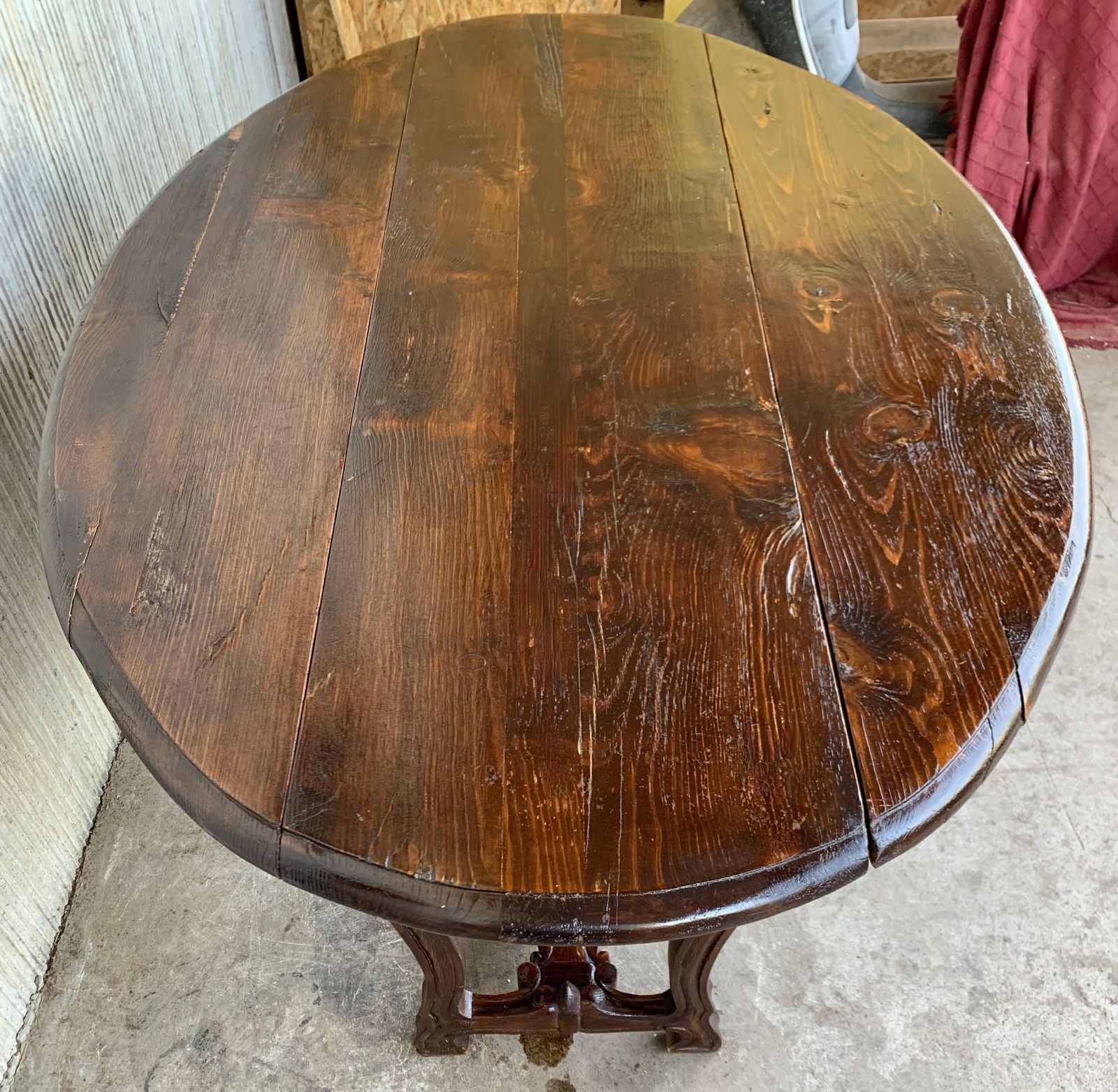 photo furniture Table ovale à abattants en chêne sculpté, XVIIIe siècle, avec tiroirs et pieds en lyre