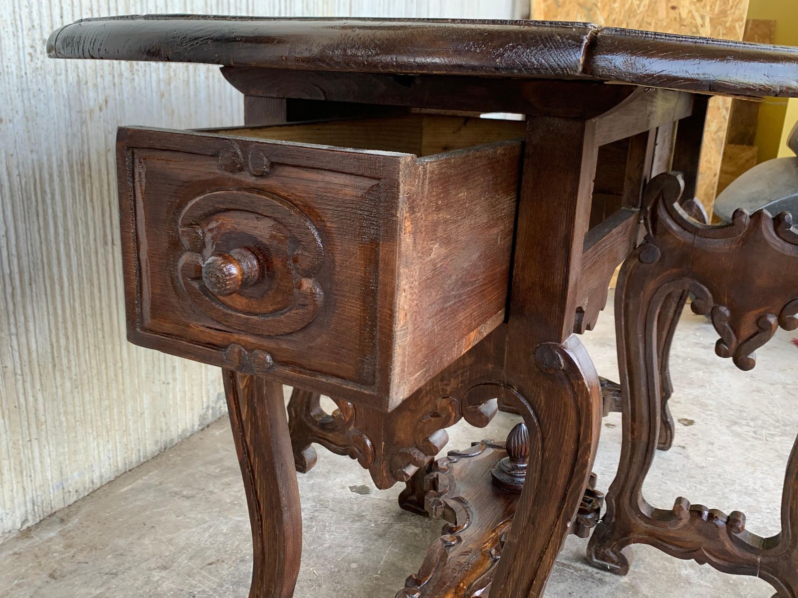 photo for sale Table ovale à abattants en chêne sculpté, XVIIIe siècle, avec tiroirs et pieds en lyre