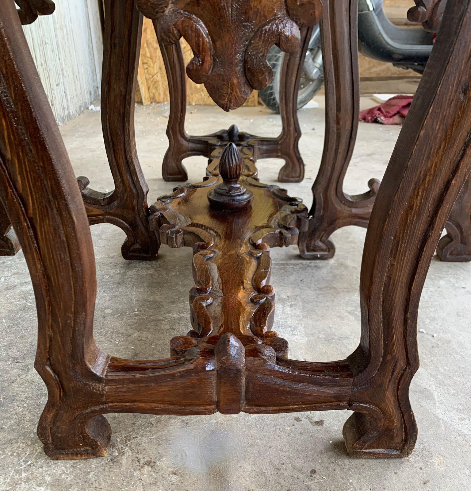 3644.0 Table ovale à abattants en chêne sculpté, XVIIIe siècle, avec tiroirs et pieds en lyre photo