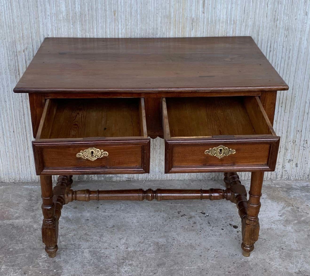 Bureau de ferme espagnol Mobila en pin, début du XXe siècle, table d'appoint ou billot de boucher photo buy