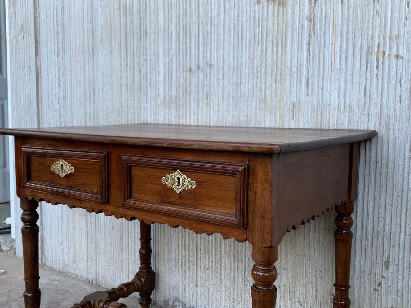 photo furniture Bureau de ferme espagnol Mobila en pin, début du XXe siècle, table d'appoint ou billot de boucher