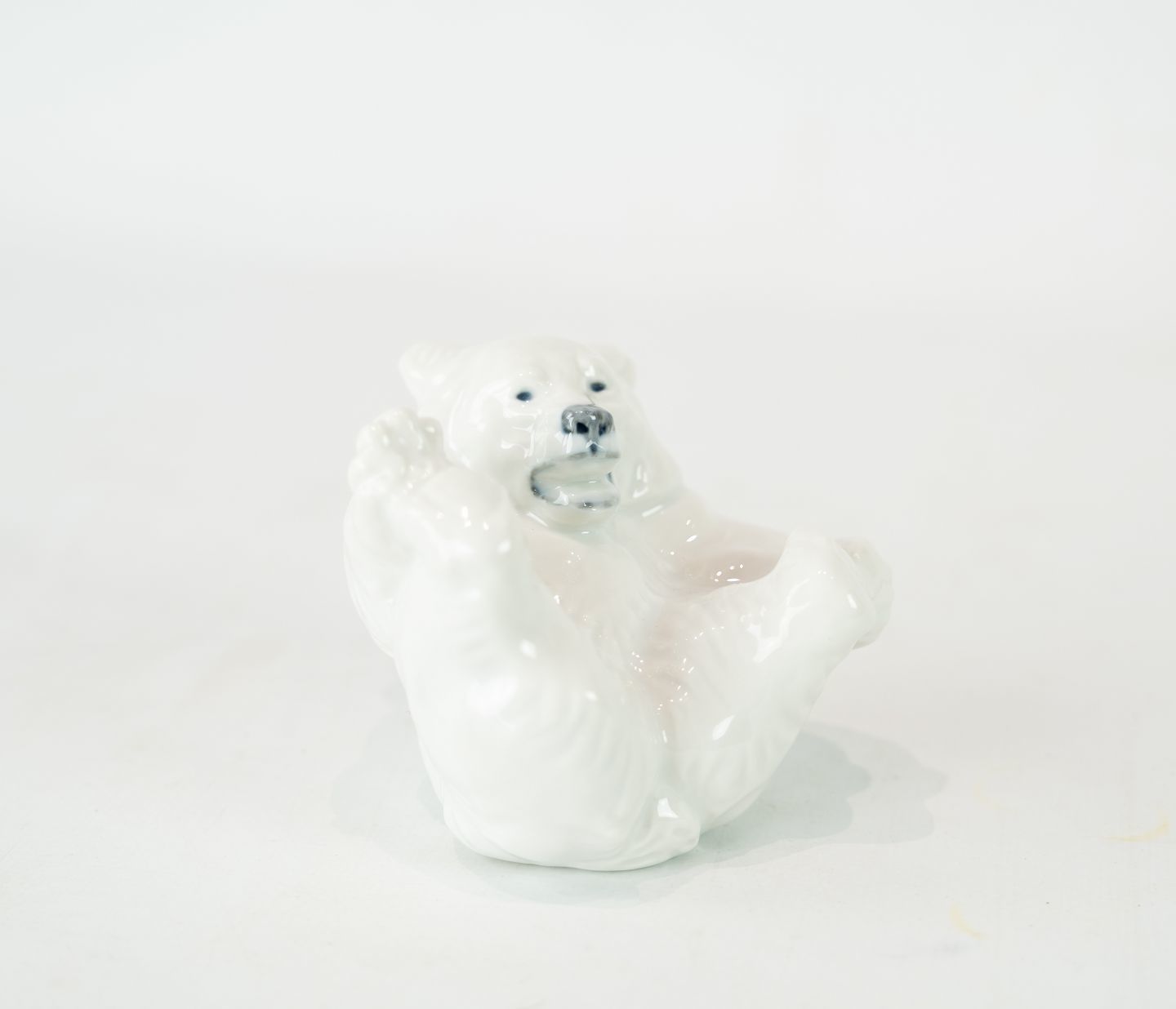 Kgl. Porcelain Figurine Seated Polar Bear No .: 22747 By Royal Copenhagen.