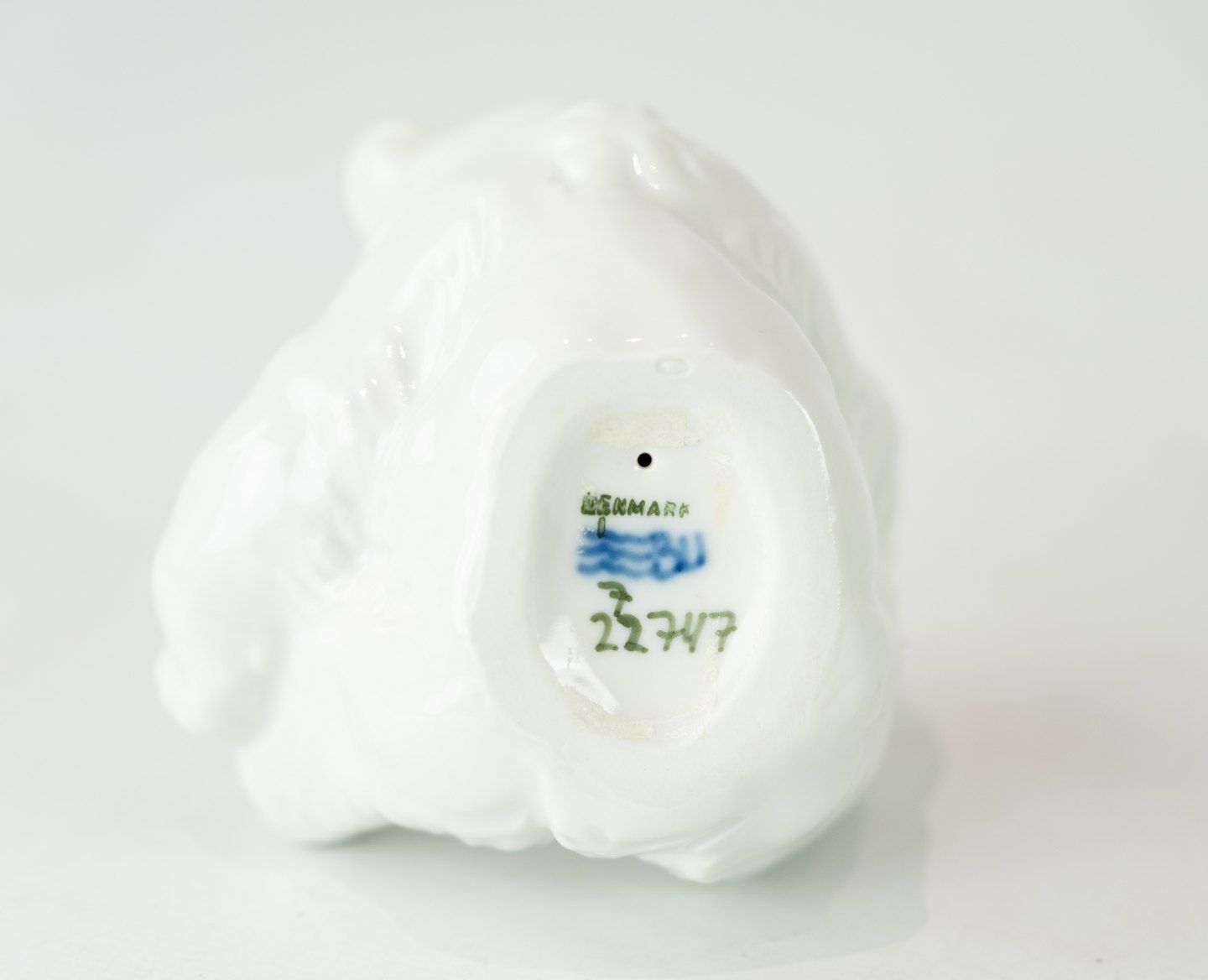 Kgl. Porcelain Figurine Seated Polar Bear No .: 22747 By Royal Copenhagen. photo for sale