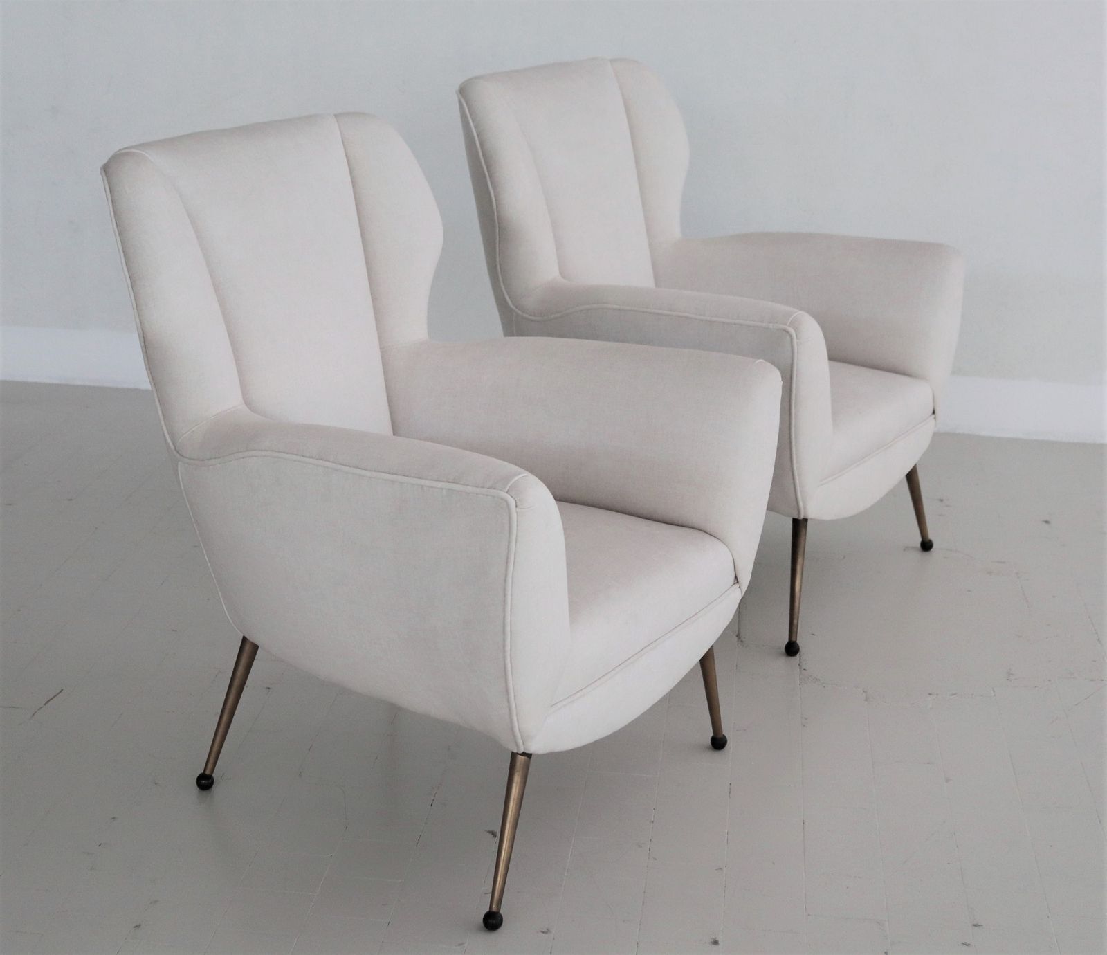 Italian Midcentury Armchairs In White Velvet In Gigi Radice Style, 1950s