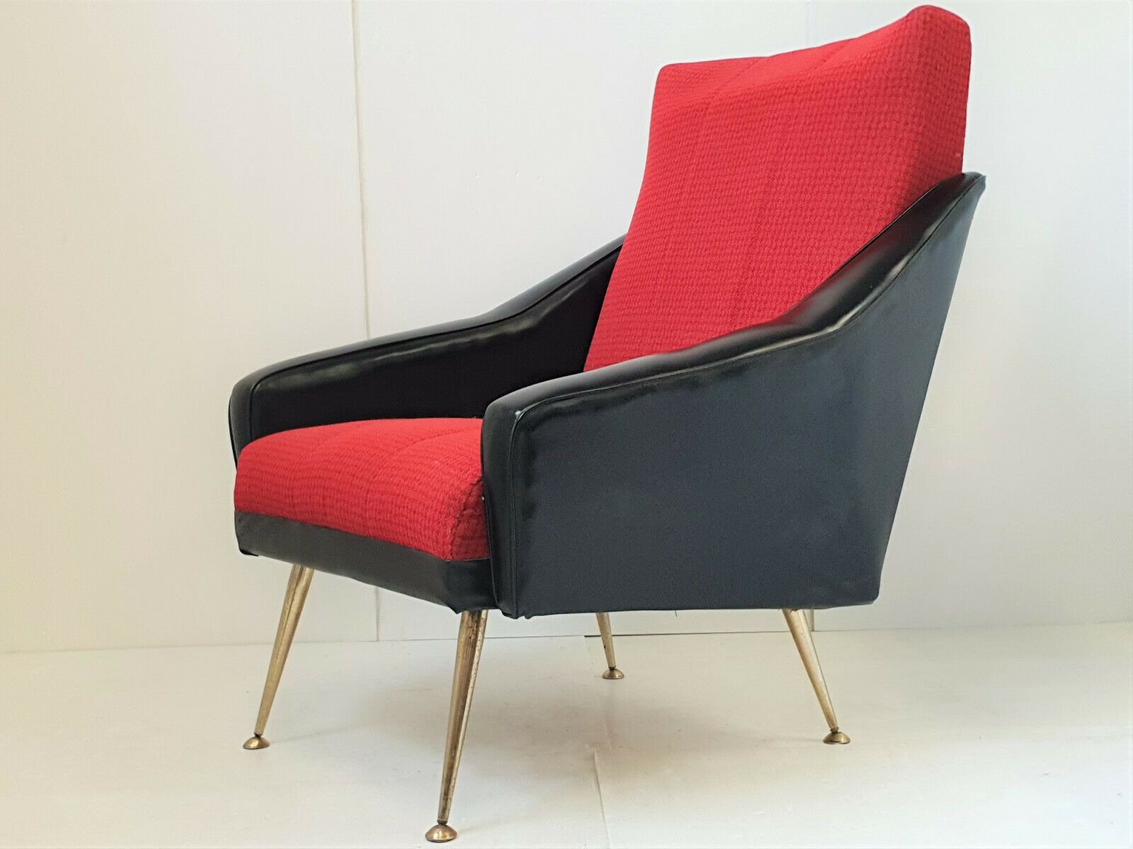 Fauteuil Ca. Jaren 1950–1960 In Zwart Skai, Rode Wol En Goudkleurig Messing photo furniture