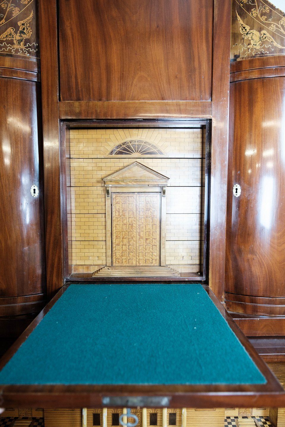 Large Late Empire Chatol Of Polished Mahogany With Marquetry And Decorated With Carvings From The 1840s. photo vintage