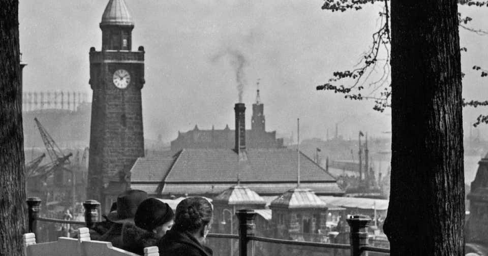 Karl Heinrich Lämmel Promenade St. Pauli Landing Bridges Hamburg Viewer, Germany 1938, Printed Later 1938/2021 photo for sale