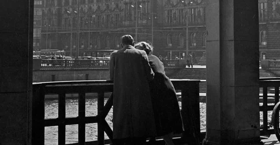 Karl Heinrich Lämmel Couple Standing At Colonnade To City Hall Hamburg, Germany 1938, Printed Later 1938/2021 photo furniture