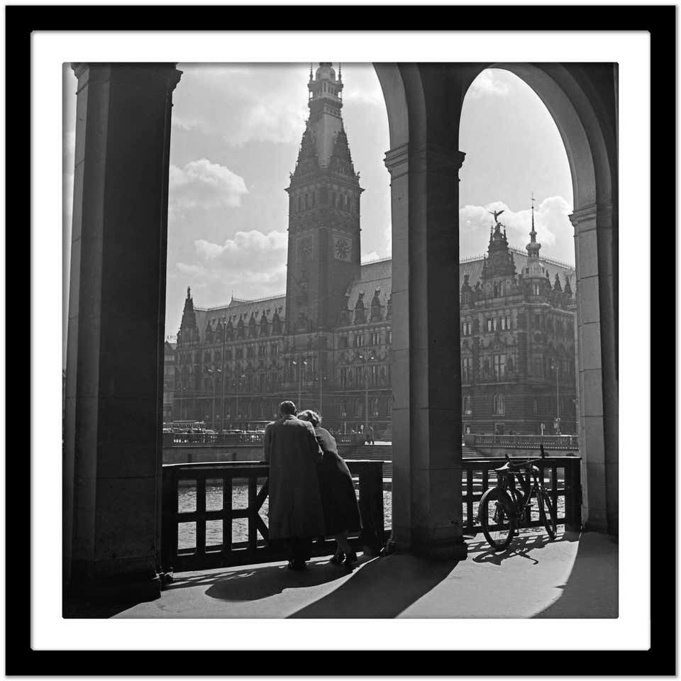 Karl Heinrich Lämmel Couple Standing At Colonnade To City Hall Hamburg, Germany 1938, Printed Later 1938/2021 photo Art