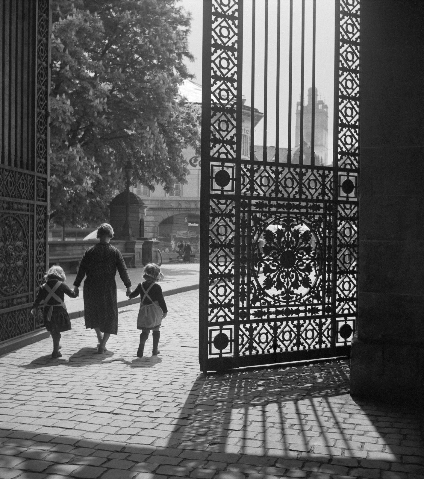 Karl Heinrich Lämmel Entrance Gate Darmstadt Castle Girls And Woman, Germany 1938 Printed Later 1938/2021