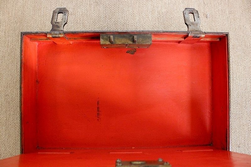 photo vintage Iron Corsair Chest 18th, 1700s